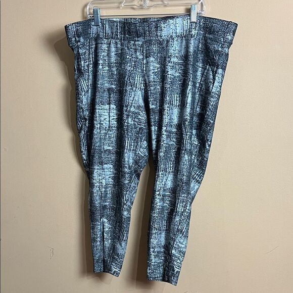 Torrid Size 4 Black & Silver Foil Knit Leggings - Picture 2 of 8